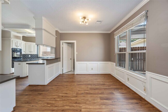 Building Photo - 11930 Carriage Hill Dr