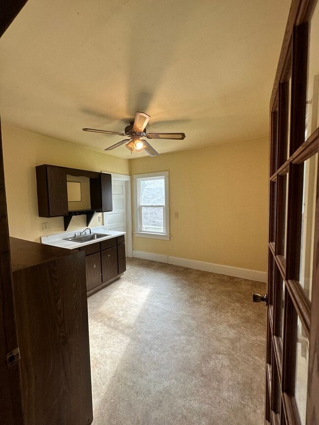 Building Photo - 4 Bed Room 2 Bath Big Yard