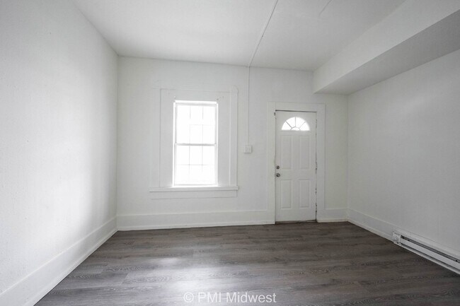 Building Photo - "Charming Duplex Retreat: Spacious 2-Bedro...