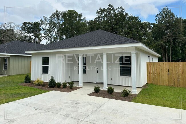 Building Photo - **OPEN HOUSE 08/17 1-3PM** 4 Bed/2 Bath Ho...