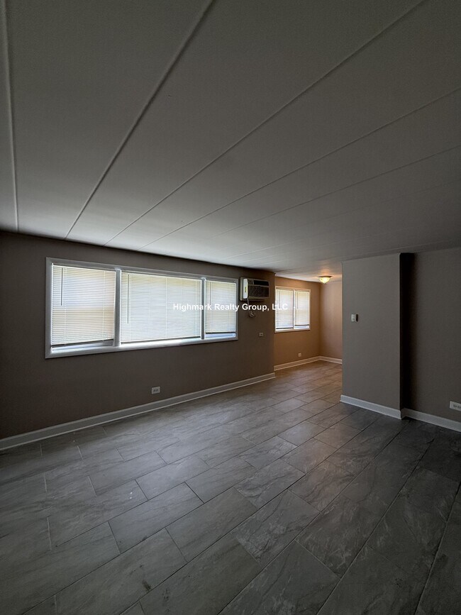 Building Photo - 9630 Ivanhoe Ave