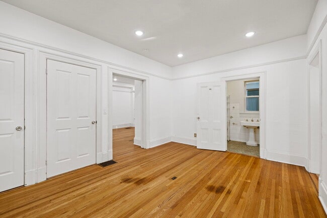 Dining - 2338 NW Hoyt St