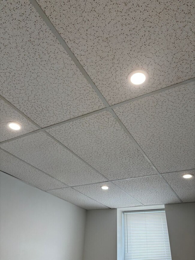 Building Photo - 1002 S 6th St