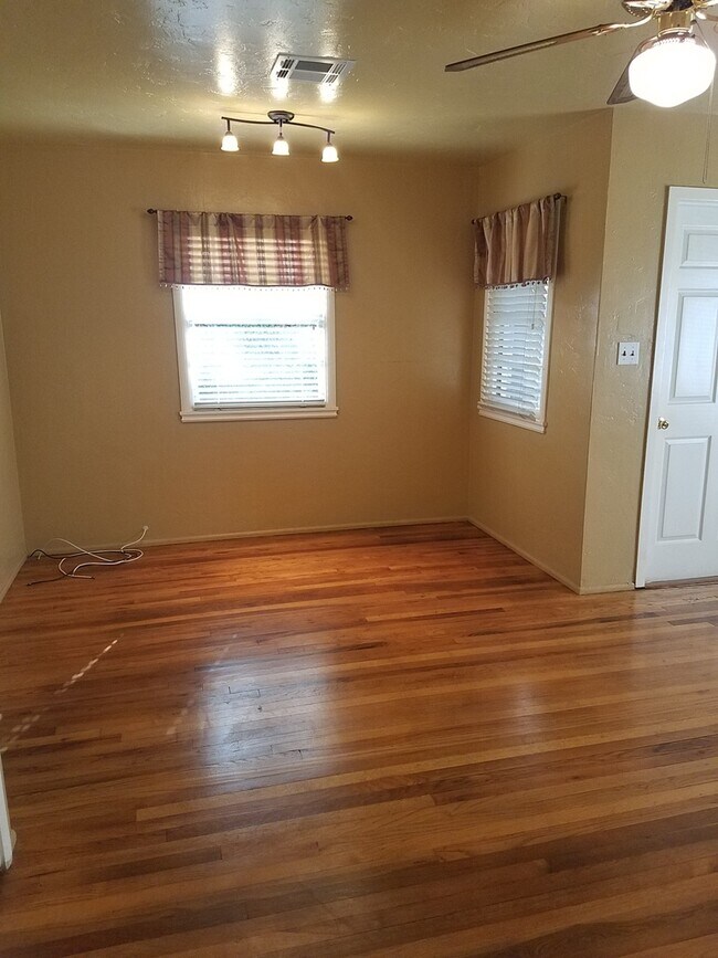 Building Photo - 3+ Bed House UTILITIES PAID BY LANDLORD