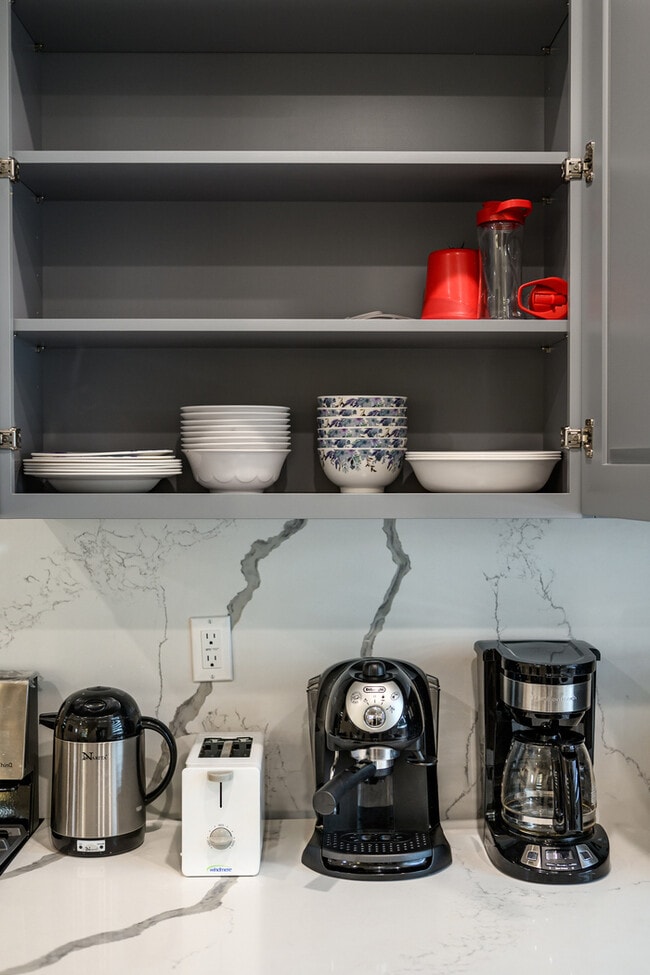 Building Photo - Stylish & Bright 2 Bed 2 Bath | Fully Furnished | Move-In Ready