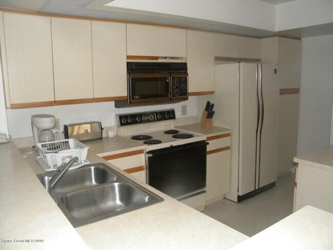 Building Photo - 1003 Country Club Dr