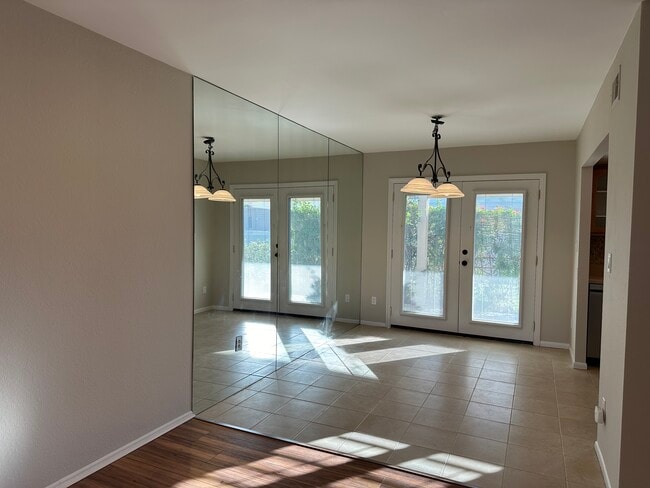 Dining - 41785 Largo