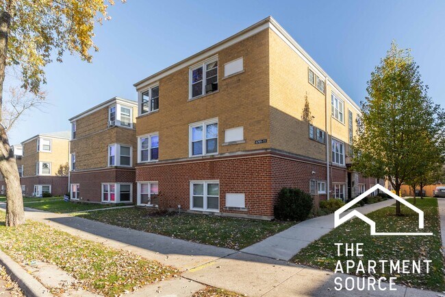 Building Photo - 6733 N California Ave