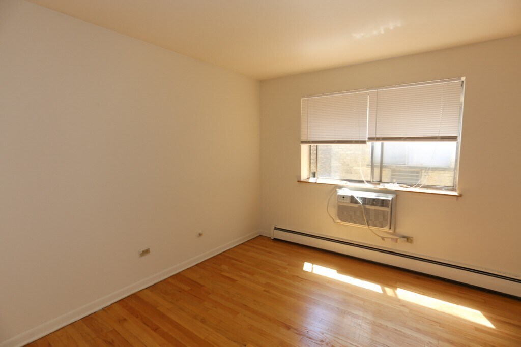 Building Photo - 502 W Briar Pl