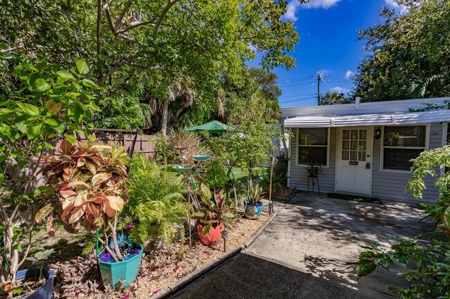 Building Photo - 808 N Palmway