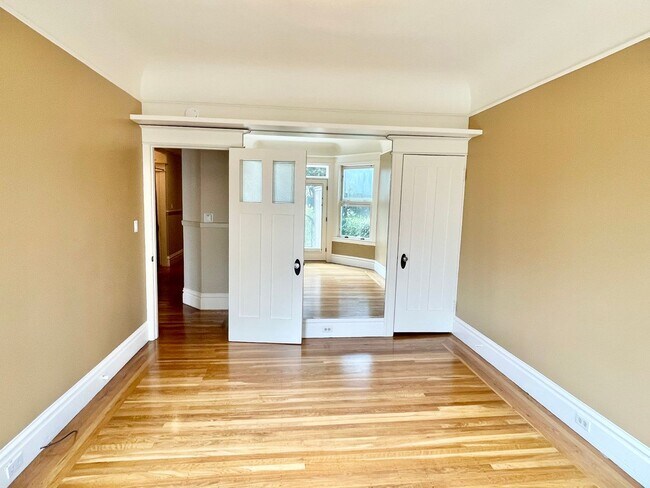 Building Photo - Lower Pacific Heights 2BR/2BA Condo With Bonus Room! Deck! Yard! Garage!  PROGRESSIVE