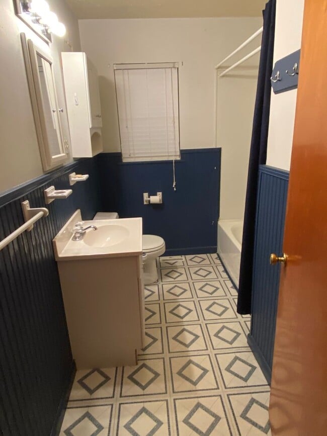 Building Photo - 3 Bedroom 1 Bathroom House with carport on...