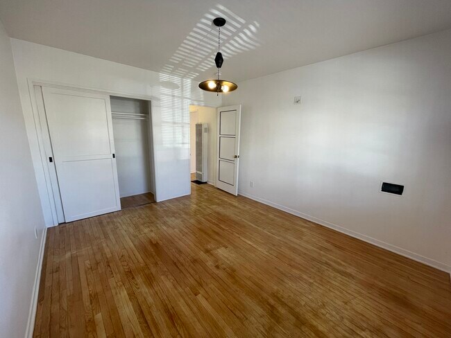 Building Photo - 11672 Oxnard St