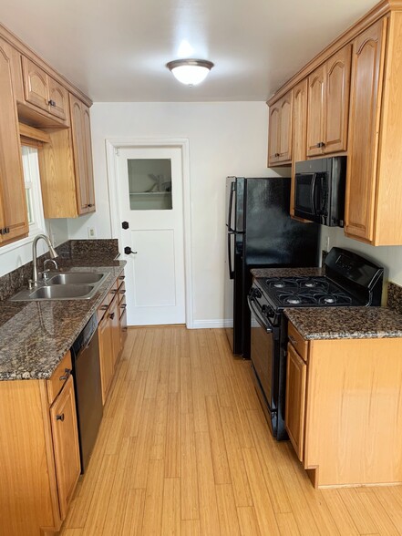 Building Photo - 1226 S Highland Ave