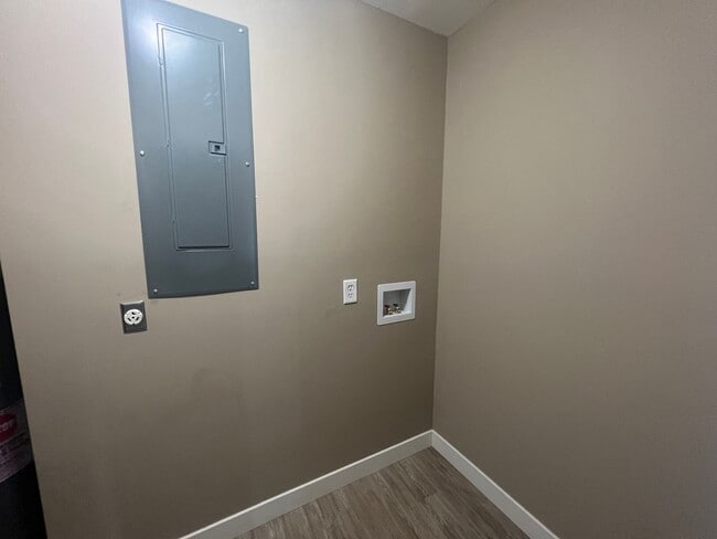 Building Photo - JUST LISTED for RENT!