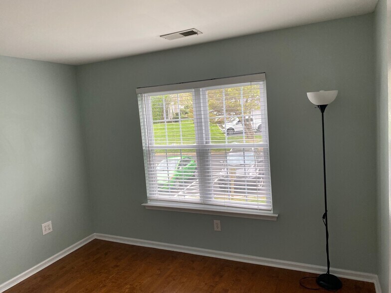Building Photo - 411 Derry Dr