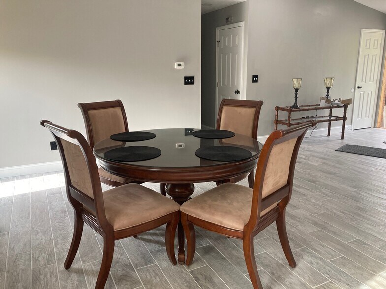 Building Photo - 490 Beechwood Cir