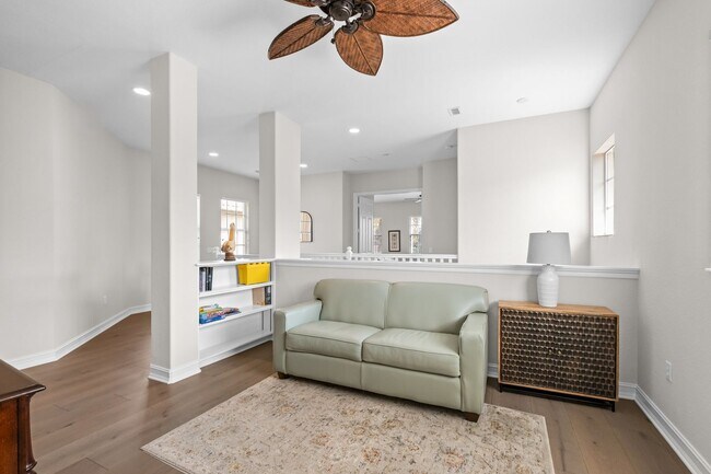 Building Photo - 3 Bed + Flex, 3 Bath 2,686 Sq Ft - Top Floor Coach Home