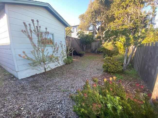 Building Photo - Cozy Monterey Home!