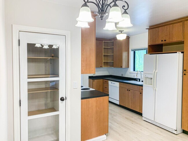 Building Photo - Spacious 4 bedroom house on a quiet North Ballard/Crown Hill  location