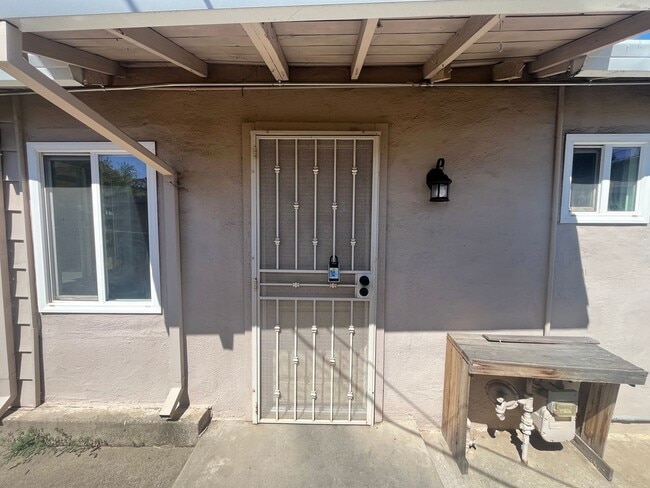 Building Photo - 2 Bedroom, 1 Bathroom Roseville Cottage for Lease.