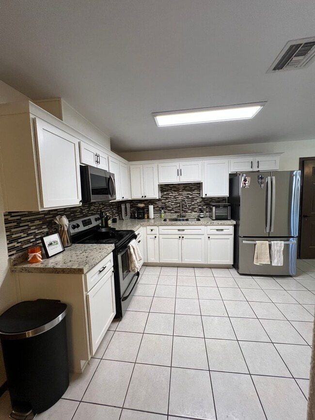 Building Photo - 3 BEDROOM HOME NEAR THE FOOTHILLS!