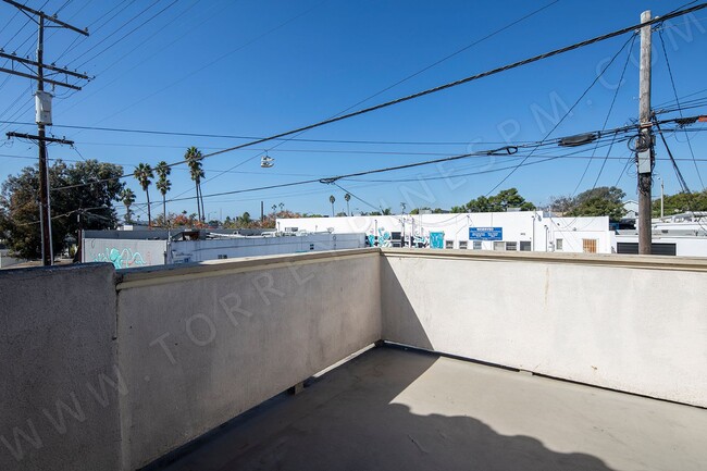 Building Photo - *OPEN HOUSE: 11/29 11:30am-12:30pm* 3BR Townhouse in Pacific Beach + W/D