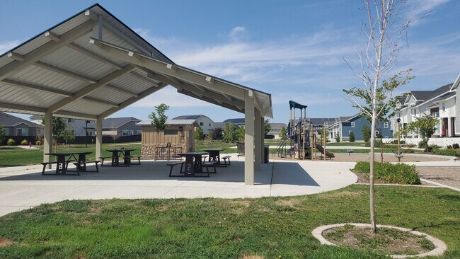 Building Photo - 3 Bed 2.5 Bath Townhome in Bluffdale