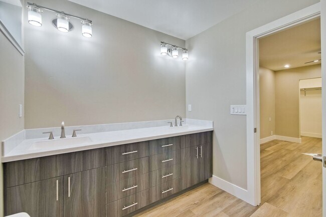 Building Photo - Stunning Modern Almost New Condo, Pets Welcome!