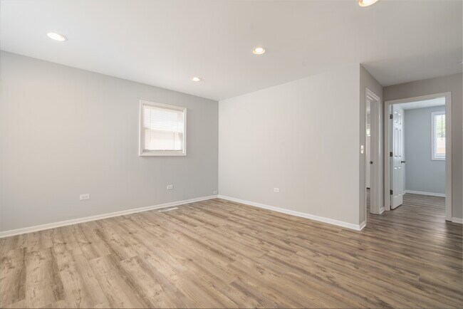 Building Photo - 6 E Briarwood Dr