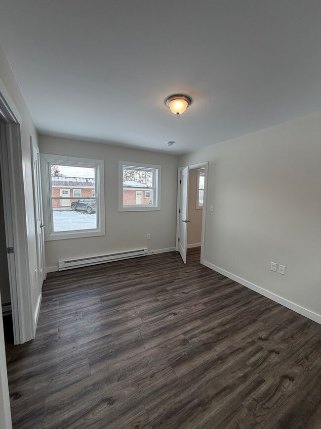 Building Photo - Beautifully remodeled and completed 1 bedroom apartment. FREE MONTH OF RENT!*