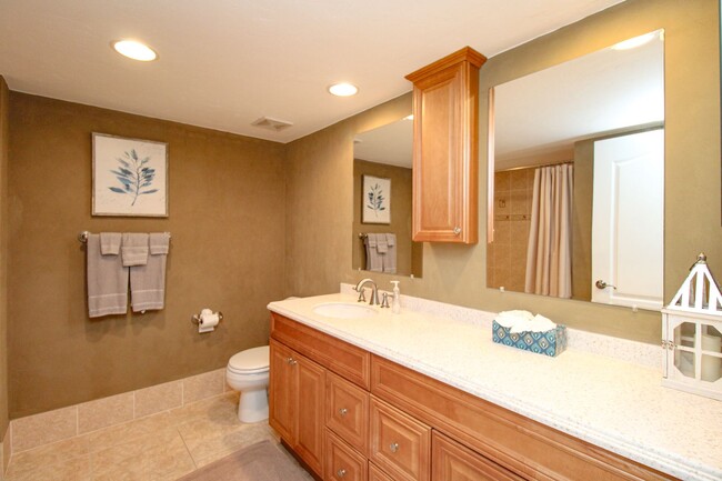 Building Photo - ** 2/2 CHARMING FURNISHED CONDO AT THE ISL...