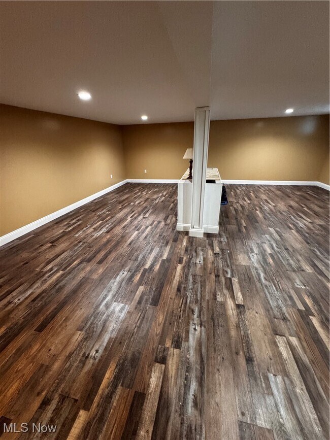 Building Photo - 7633 Hidden Valley Dr