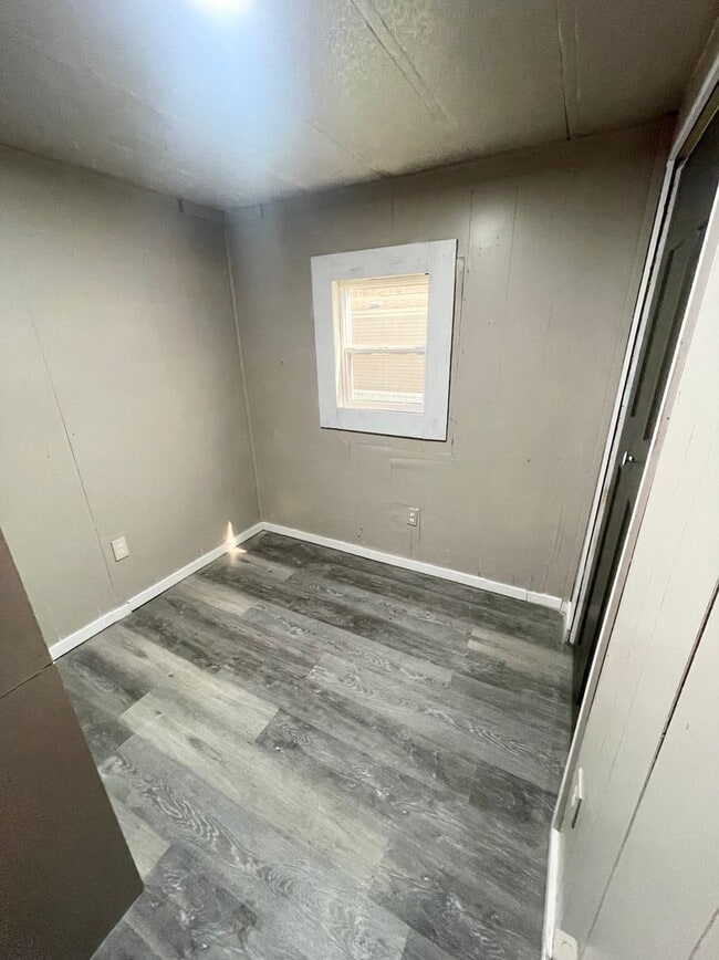 Building Photo - Two Bedroom One Bath Manufactured Home in Huntington
