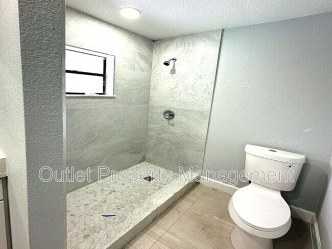 Building Photo - 2432 NE 28th St