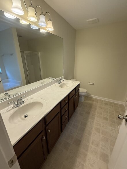 Building Photo - 1629 Robindale Dr