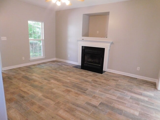 Building Photo - 3 bedroom 2.5 bath single family home