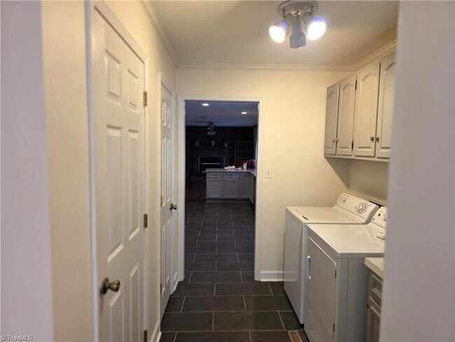 Building Photo - 1085 Brown Rd