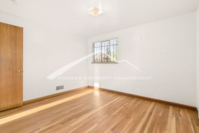 Building Photo - Spacious Duplex with Central AC and Washer...