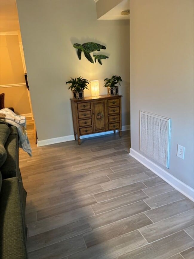 Building Photo - Charming One-Bedroom Condo with Marsh View...