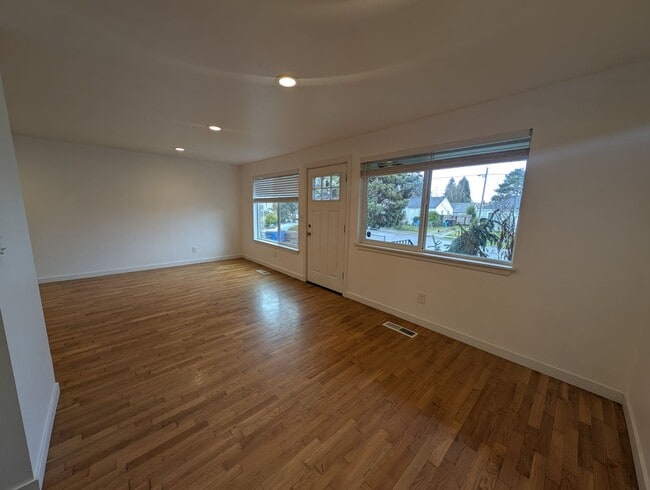 Building Photo - Refreshed 3 Bedroom in Tacoma - HUGE Fenced Yard & Outdoor Space. Available Now!
