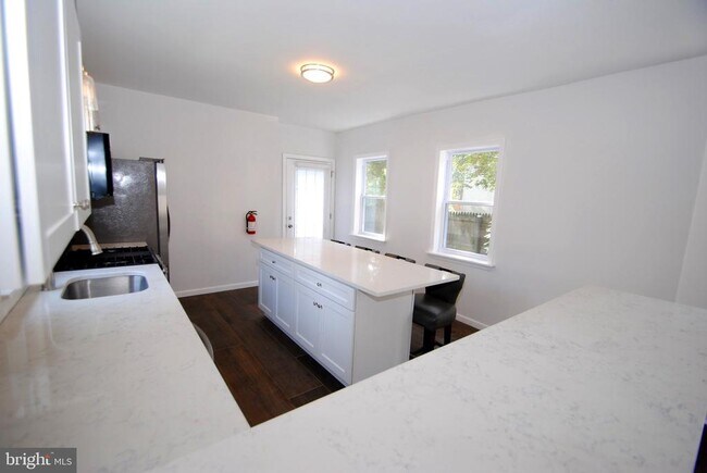 Building Photo - 217 Wood St