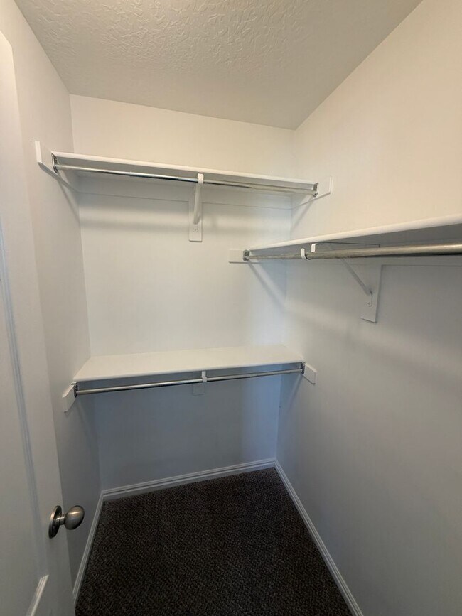 Building Photo - 977 Chelsea Ln