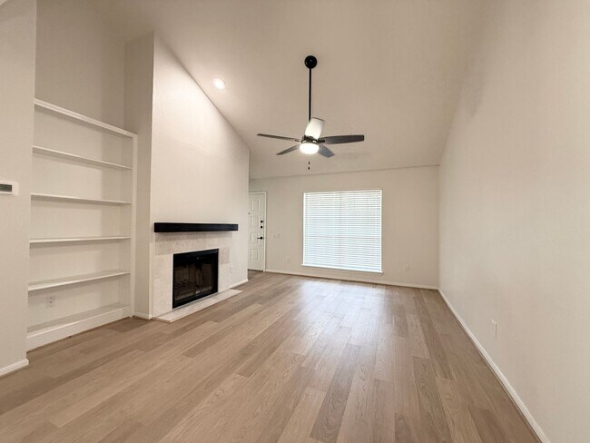 Building Photo - 1860 White Oak Dr