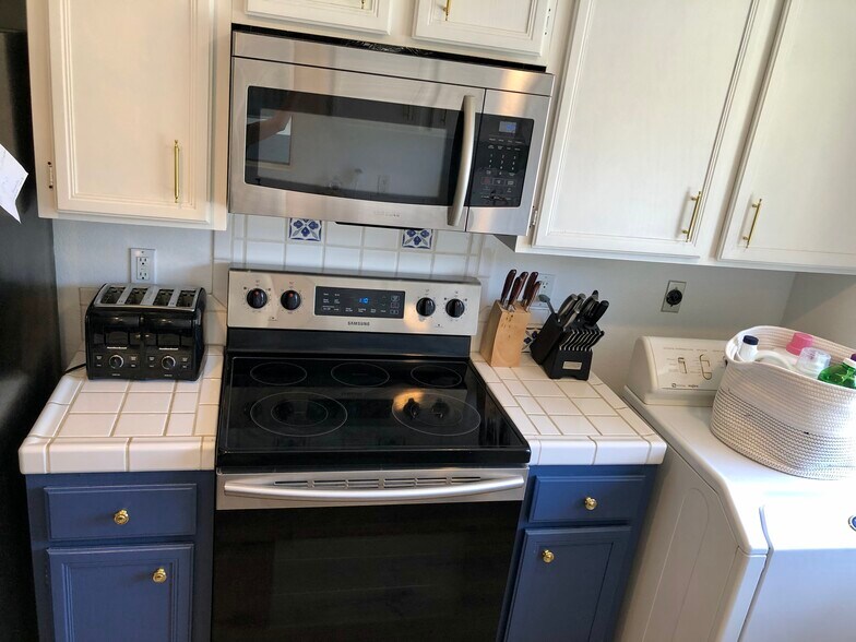 Kitchen comes with all stainless appliances. - 23705 Sea Breeze Ln