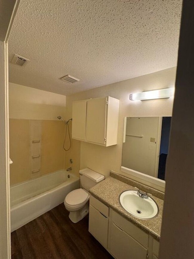 Building Photo - Cozy 3 Bedroom Unit! Tour Today!