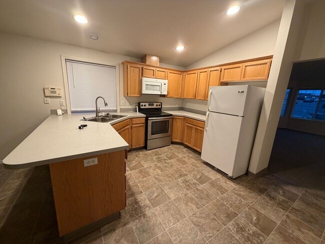 Building Photo - 3 bed|2 bath house with NEW PAINT & CARPET!