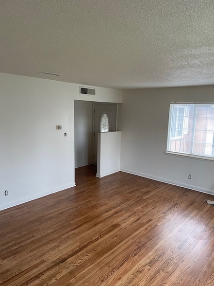 Building Photo - 4639 E Hamilton Ave