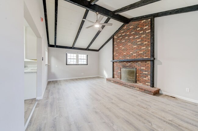 Building Photo - 3 bedroom 2 bath house with attached garage.