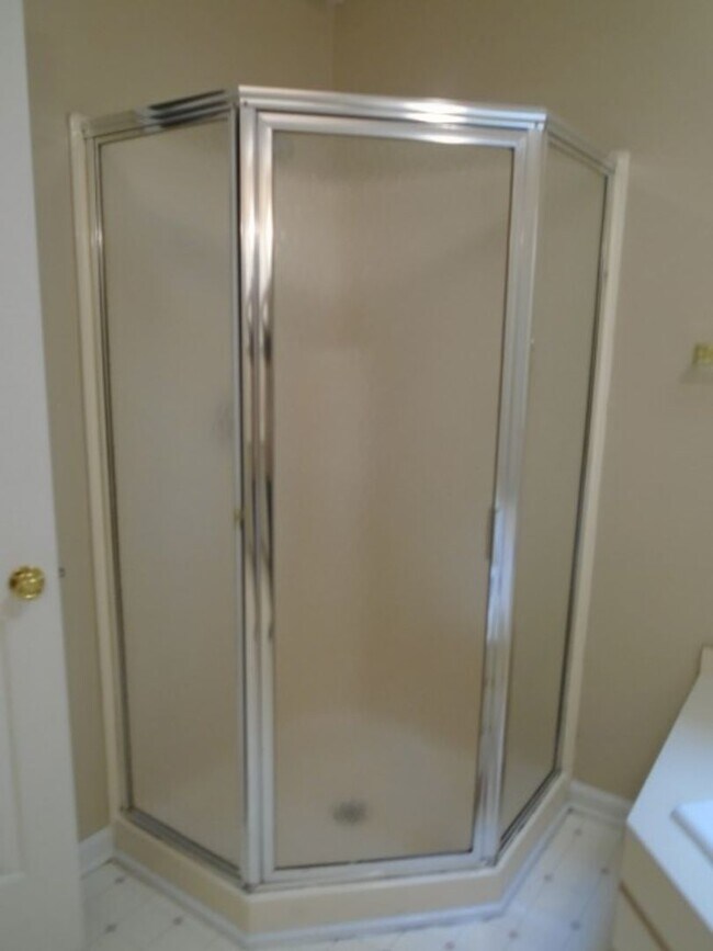 Building Photo - 2 bedroom condo for rent close to base!